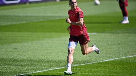 Sara Linder beim Lauftraining mit Bandage. 