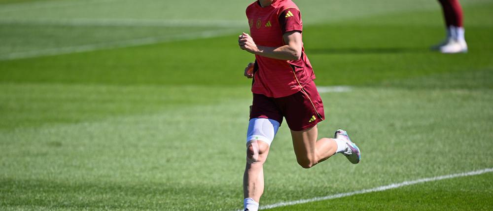 Sara Linder beim Lauftraining mit Bandage.