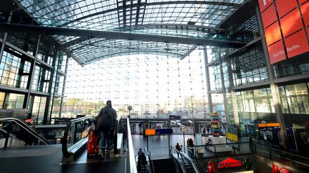 Die Halle des Berliner Hauptbahnhofs. 