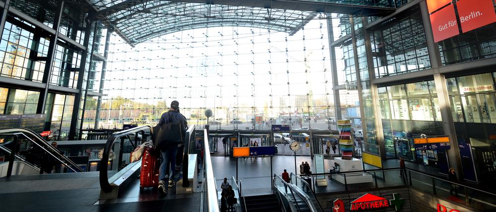 Die Halle des Berliner Hauptbahnhofs.