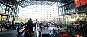 Die Halle des Berliner Hauptbahnhofs. 