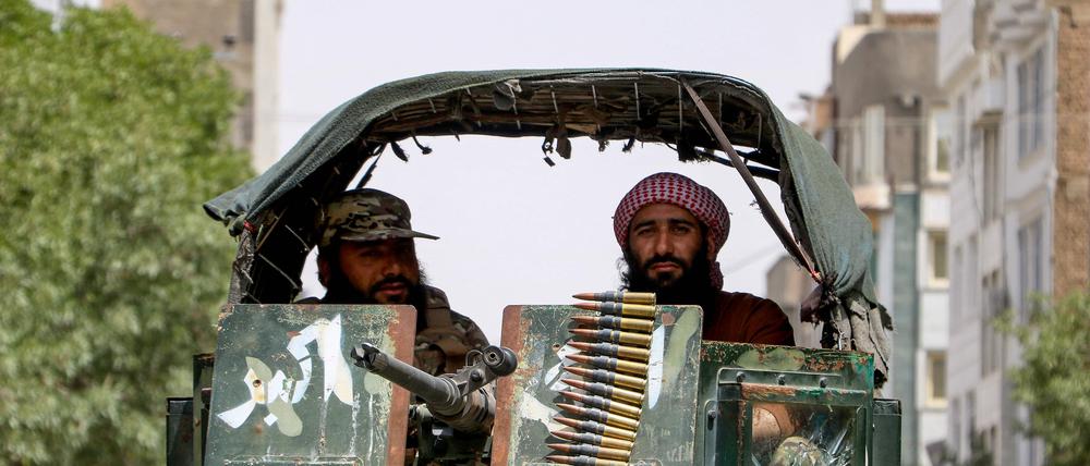 Bewaffnete Taliban-Sicherheitskräfte sitzen auf einem gepanzerten Humvee-Fahrzeug (Symbolbild).
