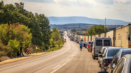 Mit dem Auto in die Heimat: Lange Staus an der Grenze gehören für viele Türken zum Start der Ferien dazu.