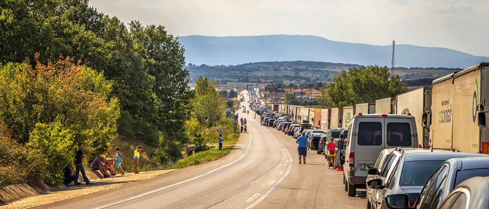Mit dem Auto in die Heimat: Lange Staus an der Grenze gehören für viele Türken zum Start der Ferien dazu.