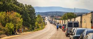 Mit dem Auto in die Heimat: Lange Staus an der Grenze gehören für viele Türken zum Start der Ferien dazu.