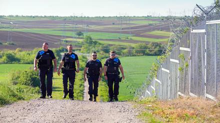 Vier deutsche Beamte der Bundespolizei im Frontex-Einsatz gehen während des Besuchs der deutschen Innenministerin Faeser an der türkisch-bulgarischen „Grünen Grenze“ entlang.