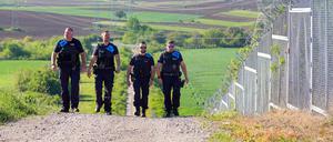 Vier deutsche Beamte der Bundespolizei im Frontex-Einsatz gehen während des Besuchs der deutschen Innenministerin Faeser an der türkisch-bulgarischen „Grünen Grenze“ entlang.