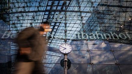 Im Berliner Hauptbahnhof wurde ein Mann mit einer Machete festgenommen. (Symbolbild)