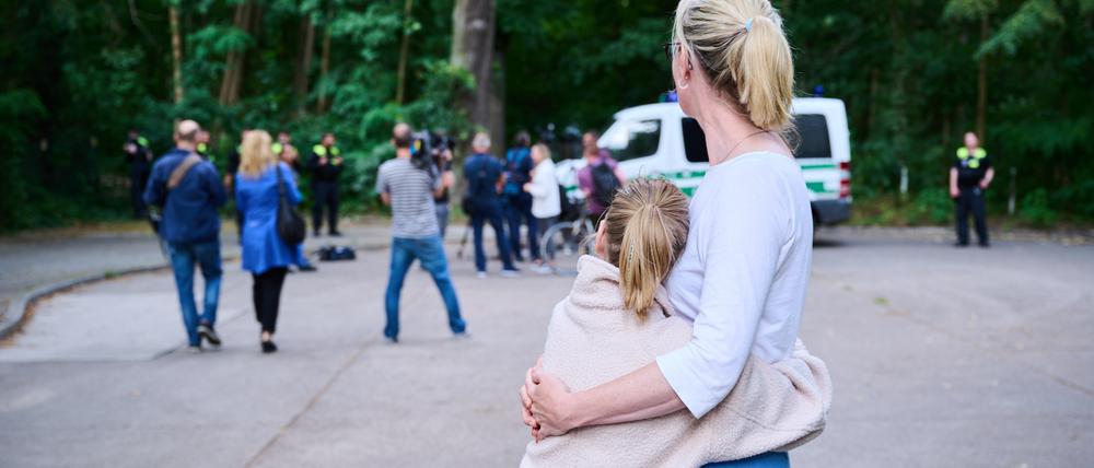 Medien und Polizei wurden aktiv, Anwohner erschreckt, als eine frei laufende Raubkatze in der Gemeinde Kleinmachnow in Brandenburg gesichtet worden war.