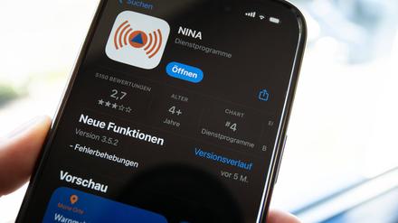 Auf einem Smartphone ist die App Nina zu sehen.