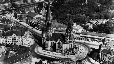 Die Kaiser-Wilhelm-Gedächtniskirche um 1935. Links daneben der Gloria-Palast, wo sich am 15. Juli 1935 der wütende Mob versammelte.