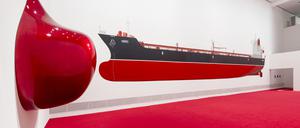 Sinfonie in toxischem Rot. Monira Al Qadiris Wandgemälde „Hero“ und ihre Skulptur „Bulbous Bow“. 