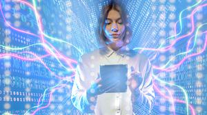 Eine junge Frau mit einem Tablet inmitten von Datenströmen (Illustration).