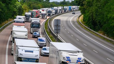 Lastwagen stauen sich auf der Autobahn A12 in Richtung Polen vor der Bundesgrenze. 
