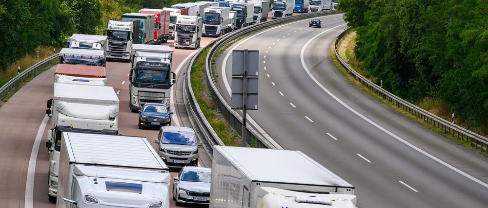 Lastwagen stauen sich auf der Autobahn A12 in Richtung Polen vor der Bundesgrenze. 