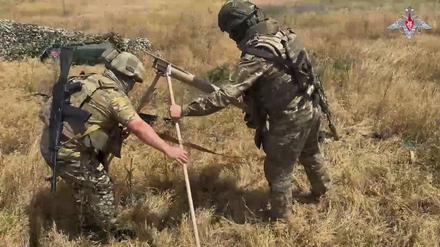 24.06.2025, Ukraine: Russische Soldaten bereiten eine Lantset-Drohne für den Abschuss auf ukrainische Stellungen an einem nicht näher bezeichneten Ort in der Ukraine vor.