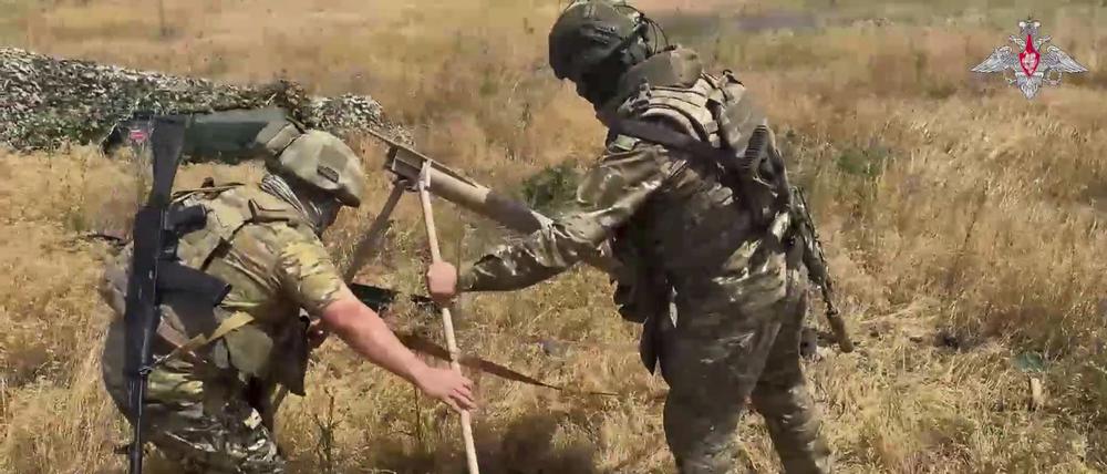 24.06.2025, Ukraine: Russische Soldaten bereiten eine Lantset-Drohne für den Abschuss auf ukrainische Stellungen an einem nicht näher bezeichneten Ort in der Ukraine vor.