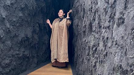 Delcy Morelos steht in ihrem Kunstwerk.