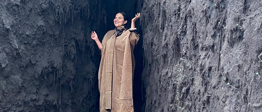 Delcy Morelos steht in ihrem Kunstwerk.