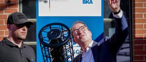 Alexander Dobrindt (CSU, r), Bundesinnenminister, steht mit Beamten der Sicherungsgruppe des Bundeskriminalamts (BKA) an einem Jammergewehr für die Drohnenabwehr.