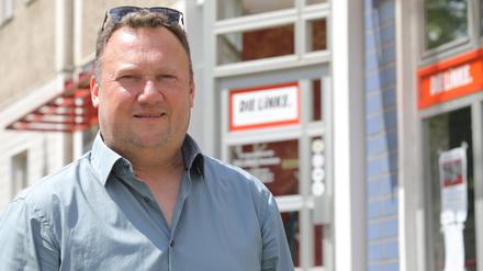 Dirk Harder vor der Geschäftsstelle der Linken in der Zeppelinstraße.