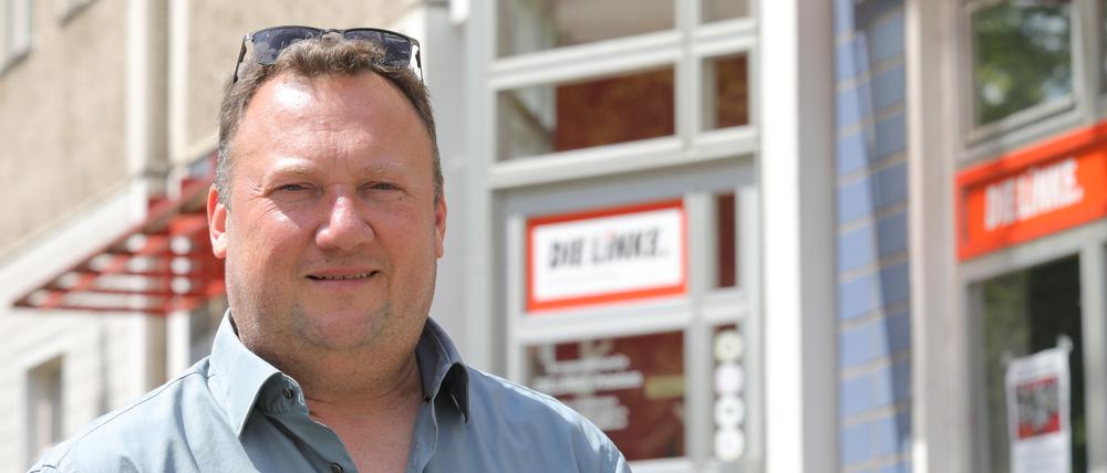Dirk Harder vor der Geschäftsstelle der Linken in der Zeppelinstraße.