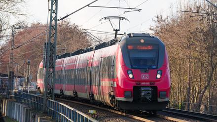 Brandenburgs Verkehrsminister Detlef Tabbert (BSW) hofft auf eine baldige Lösung von Bund und Ländern für das Deutschlandticket (Archivbild).