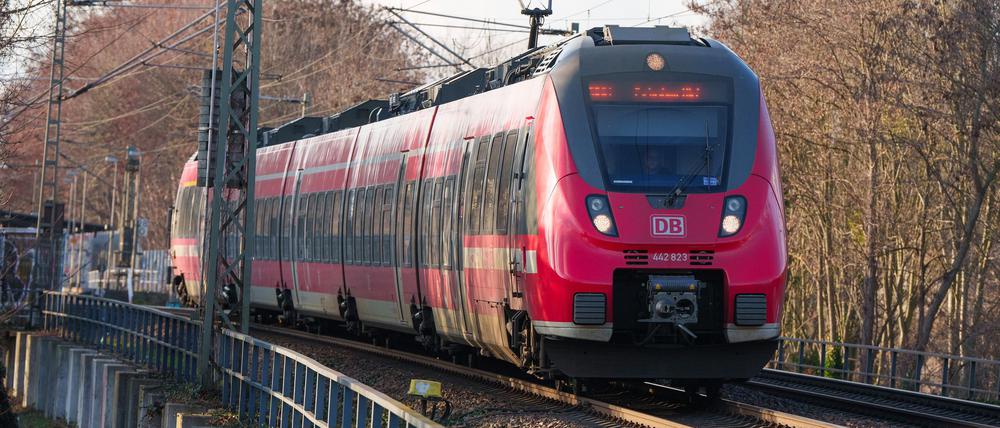 Brandenburgs Verkehrsminister Detlef Tabbert (BSW) hofft auf eine baldige Lösung von Bund und Ländern für das Deutschlandticket (Archivbild).