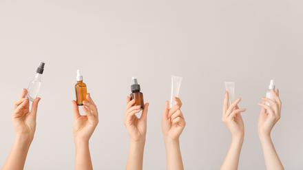 Retinoide? Salicylsäure? Niacinamid? Erstmals wurde systematisch bewertet, was bei sieben typischen Hautproblemen hilft. 