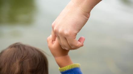 In lesbischen Beziehungen muss die Partnerin der Frau, die das Kind zur Welt bringt, ein Adoptionsverfahren betreiben, um rechtlicher Elternteil zu werden. (Symbolbild)