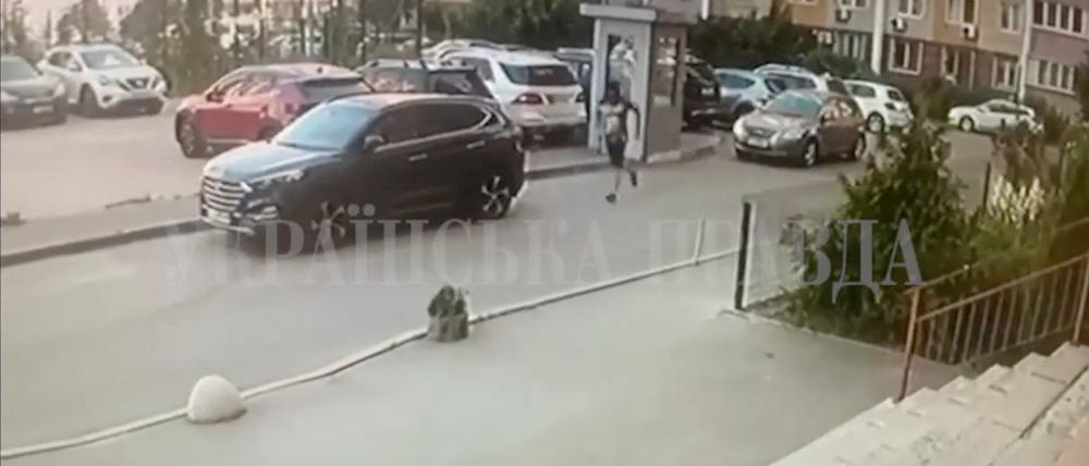 Auf Bildern einer Überwachungskamera, die auf ukrainischen Kanälen im Onlinedienst Telegram kursierten und sich zunächst nicht überprüfen ließen, war ein vermummter Mann zu sehen, der in der Nähe eines Parkplatzes auf einen Menschen schießt und anschließend flieht.