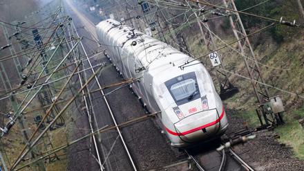 Ein ICE fährt auf der Bahntrasse zwischen Hannover und Hamburg. Hier ist schon lange ein Neubau geplant. 