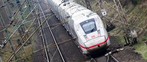 Ein ICE fährt auf der Bahntrasse zwischen Hannover und Hamburg. Hier ist schon lange ein Neubau geplant. 