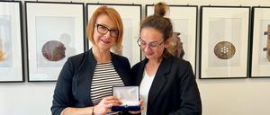 Zwei Enkelinnen erhalten einen Ring ihrer Großmutter zurück, die eine Überlebende des KZ Ravensbrück war.