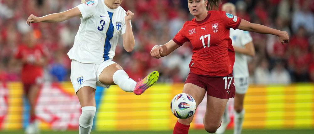 Svenja Fölmli (r) im Duell mit Finnlands Eva Nyström.