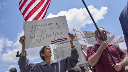 Tanjam Jacobson aus Silver Spring hält vor dem Supreme Court, dem Obersten Gerichtshof der USA in Washington, ein Schild mit der Aufschrift „Citizenship is a Birthright“.