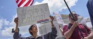 Tanjam Jacobson aus Silver Spring hält vor dem Supreme Court, dem Obersten Gerichtshof der USA in Washington, ein Schild mit der Aufschrift „Citizenship is a Birthright“.