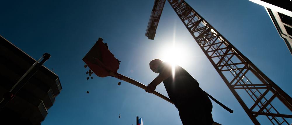 Die BG Bau versucht, mit viel Prävention die Zahl der Arbeitsunfälle zu senken. Ebenfalls ein wichtiges Thema: der Schutz vor Hitze und Sonnenstrahlen. (Archivbild)
