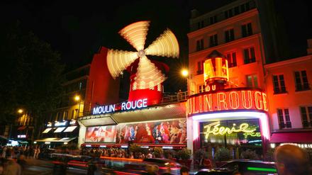 Ein neues Mühlrad für das Moulin Rouge - mehr als ein Jahr nach dem Absturz des alten Konstrukts drehen sich an dem Theater wieder die Flügel. 