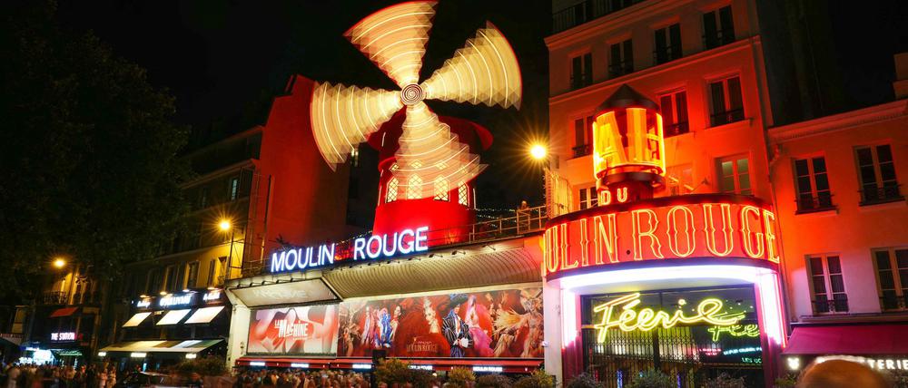 Ein neues Mühlrad für das Moulin Rouge - mehr als ein Jahr nach dem Absturz des alten Konstrukts drehen sich an dem Theater wieder die Flügel.
