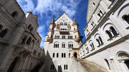 Neuschwanstein - äußerlich Burg, innen modernes Schloss. (Archivbild)