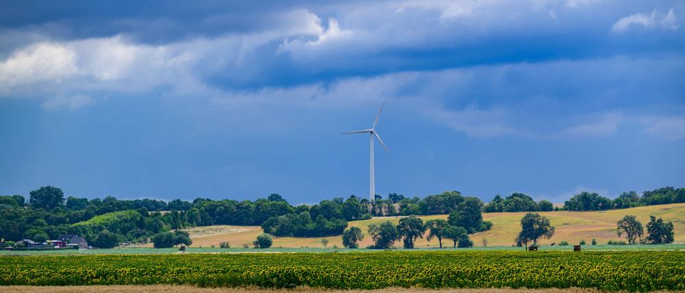 Dunkle Regenwolken werden gebietsweise am Wochenende erwartet. (Archivbild)