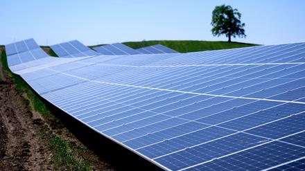 Die Sonne scheint auf einen Solarpark in der Nähe der Autobahn 95 (A95) auf einem Feld in Bayern.