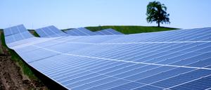 Die Sonne scheint auf einen Solarpark in der Nähe der Autobahn 95 (A95) auf einem Feld in Bayern.