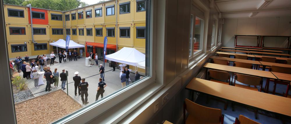 Containerschule Pirschheide Potsdam. Im Auftrag der Landeshauptstadt Potsdam hat die Pro Potsdam ein Schulgebäude für bis zu 900 Schülerinnen und Schüler errichtet. 