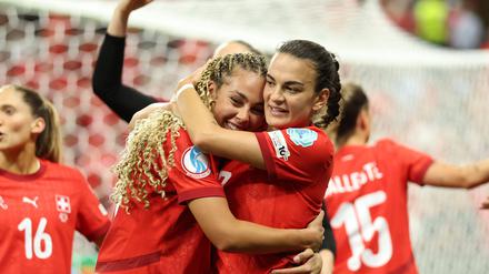 Alayah Pilgrim und Riola Xhemaili.