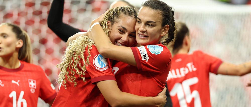 Alayah Pilgrim und Riola Xhemaili.
