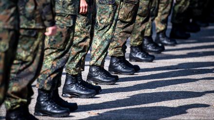 Soldaten der Bundeswehr sind auf einem Appellplatz angetreten.