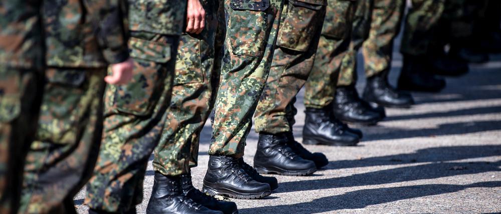 Soldaten der Bundeswehr sind auf einem Appellplatz angetreten.