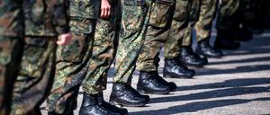 Soldaten der Bundeswehr sind auf einem Appellplatz angetreten.
